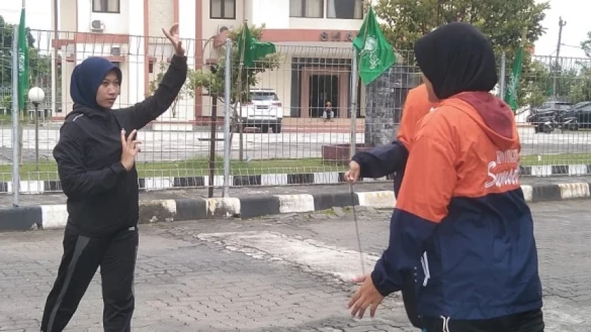 Teriknya Solo Tak Surutkan Kontingen Pencak Silat Putri Sumatera Selatan untuk Latihan