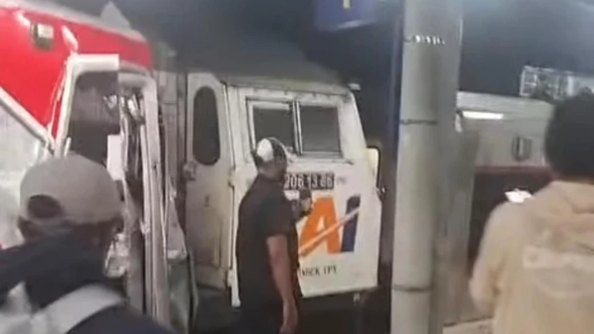 KA Jarak Jauh Tabrak KRL di Bekasi Timur, Gerbong Perempuan Ringsek