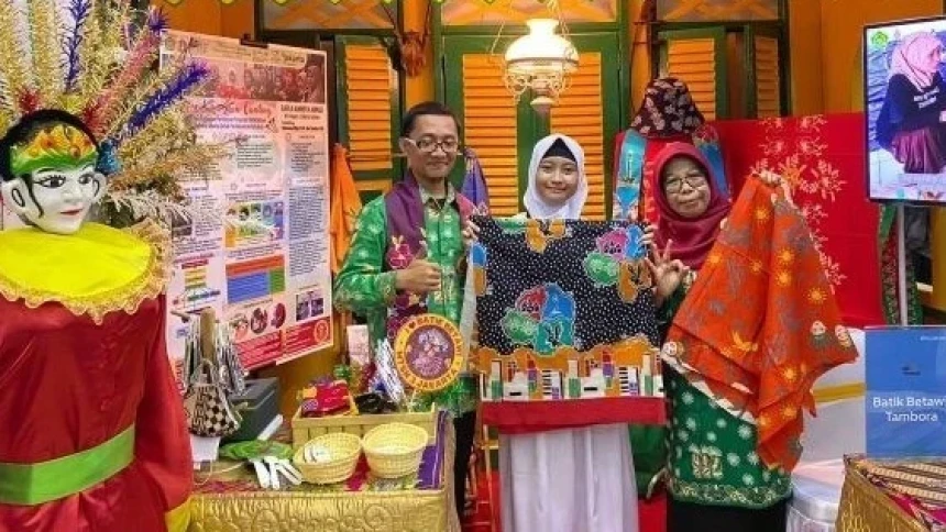 Siswi MTs N 3 Jakarta Pamerkan Batik Tulis Betawi di Ajang Myres 2022