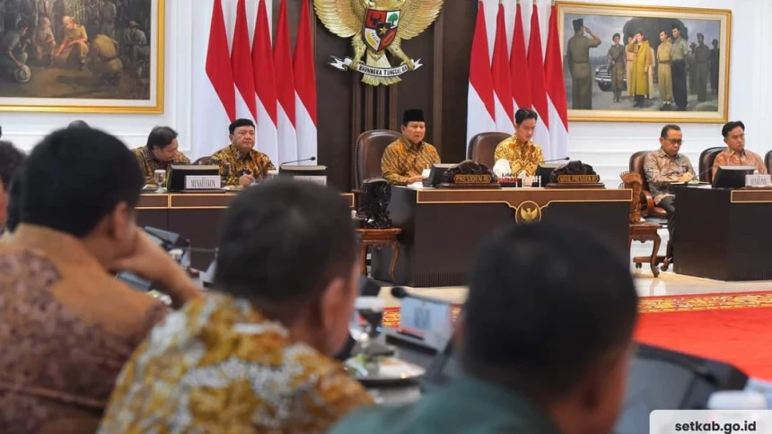 Sidang Kabinet Perdana, Prabowo Singgung Birokrasi Indonesia yang Sangat Berbelit