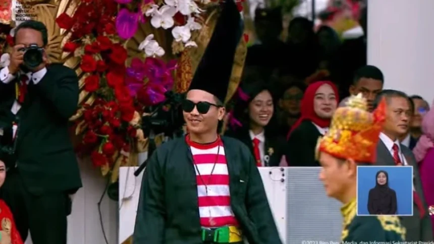 Mengenal Pakaian Madura yang Dikenakan Riky saat Upacara Penurunan Bendera HUT Ke-78 Kemerdekaan RI