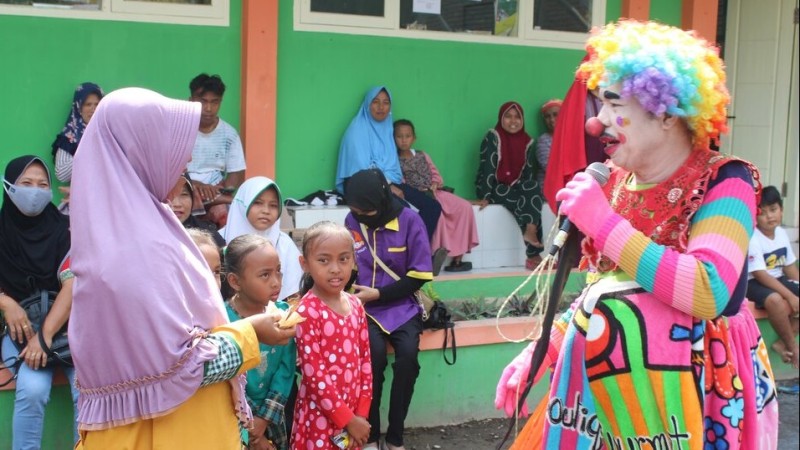 Relawan Badut Beri Trauma Healing untuk Anak-anak Korban Erupsi Semeru