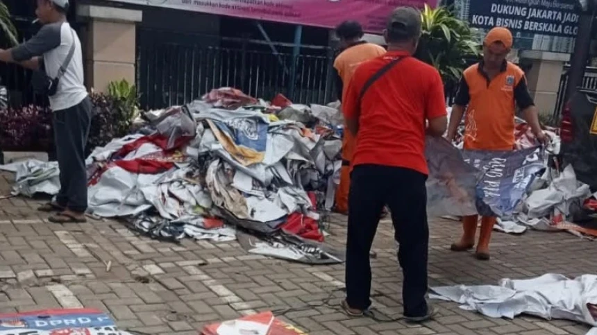 Sampah APK Membludak, Petugas Butuh Setengah Hari untuk Membereskan