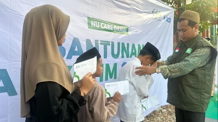 Penyerahan Ratusan Santunan NU Care-LAZISNU di Arena Muktamar Ke-35 NU