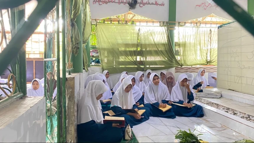 Tempuh 100 Kilometer, Ratusan Santriwati Mambaul Ulum Pidie Jaya Ikuti Tradisi Peuphon Kitab di Aceh Besar