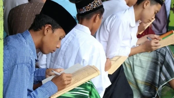 Santri Tidak Boleh Terpisah Dengan Pesantren Dan Kiainya