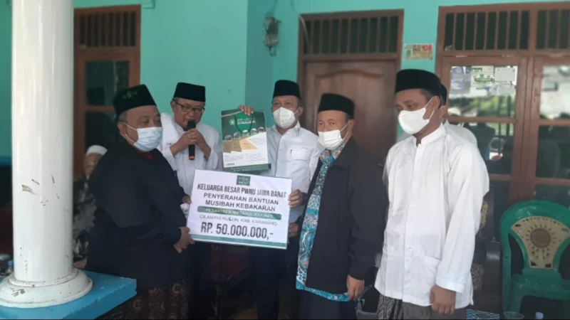 Kunjungi Pondok Pesantren Miftahul Khairat, Rais Syuriah PWNU Jabar Serahkan Bantuan Rp50 Juta