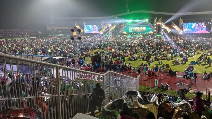 Padati Stadion, Ribuan Penonton Setia Menunggu Hiburan Rakyat Dimulai
