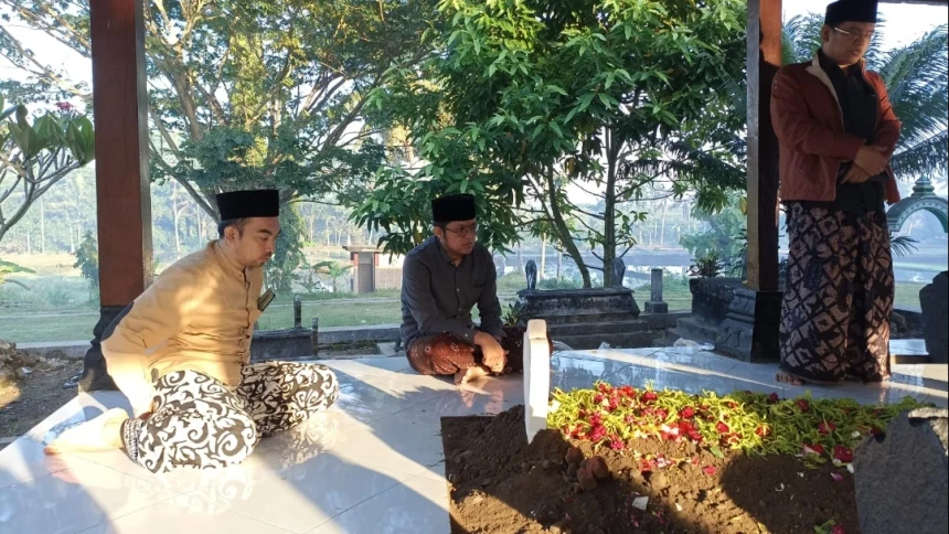 Pengurus LBM PBNU Takziah ke Keluarga Almarhum Kiai Azizi Hasbullah