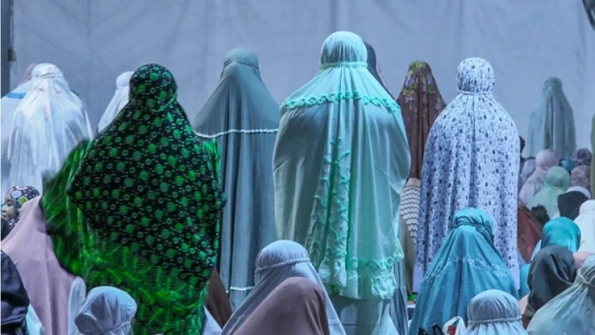 Posisi Makmum Perempuan di Tengah Jamaah Laki-laki menurut Para Ulama Fiqih