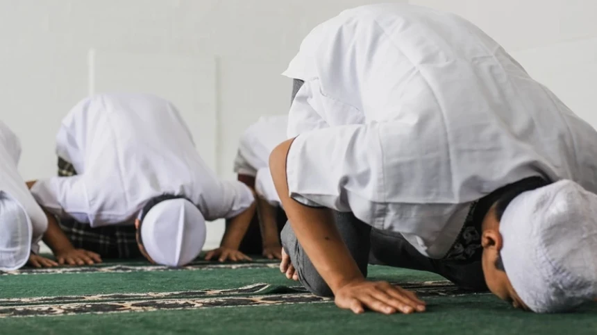 Hukum Shalat Sunah Berjamaah dengan Imam Shalat Fardhu