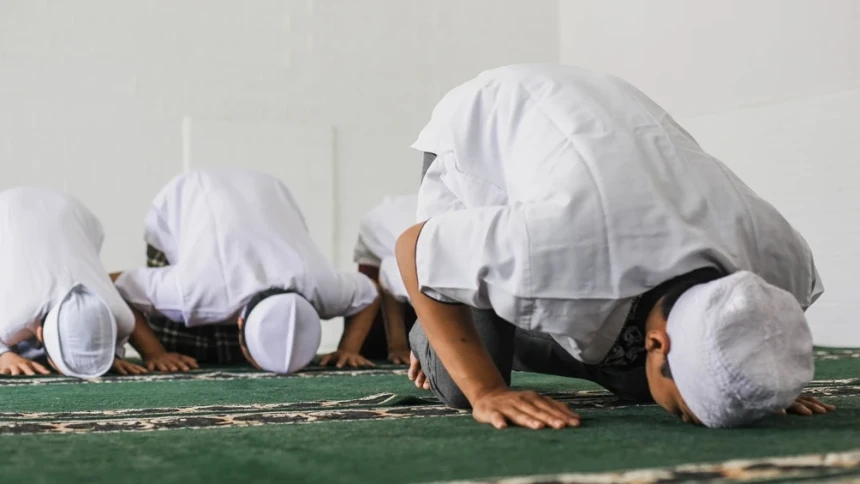 Hukum Shalat Jumat Bagi Musafir, Apakah Tetap Wajib dan Boleh Dijamak?