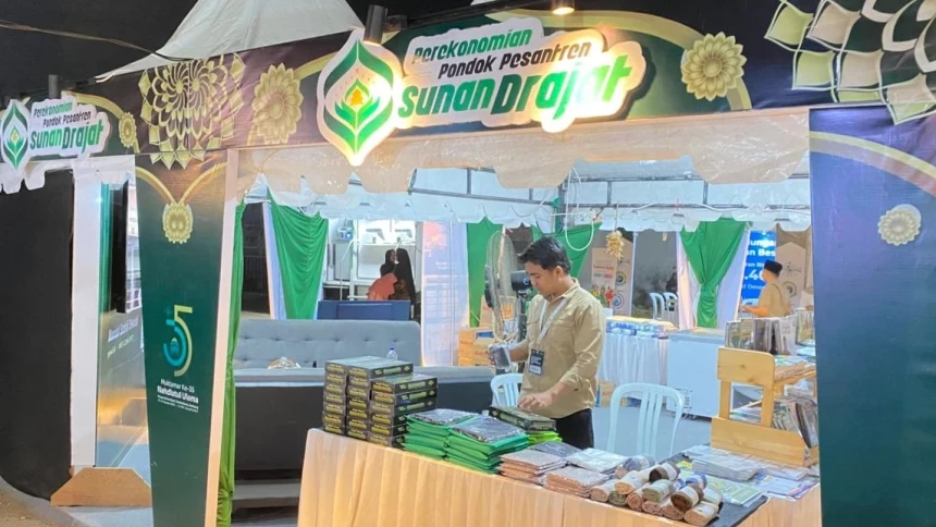 Pesantren Sunan Drajat Kenalkan Produk Kreatif Santri di Bazar Muktamar NU
