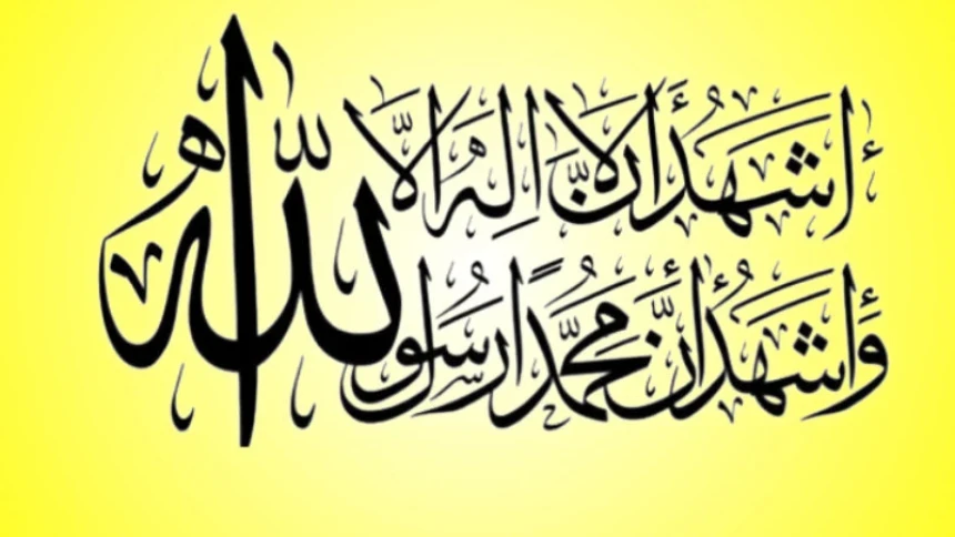 Perbedaan Bacaan Syahadat Masuk Islam, dalam Azan dan Shalat