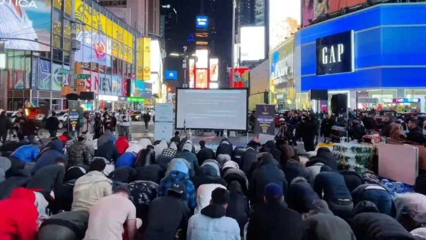 Pertama, Muslim di New York Gelar Tarawih di Times Square, 2 Orang Masuk Islam