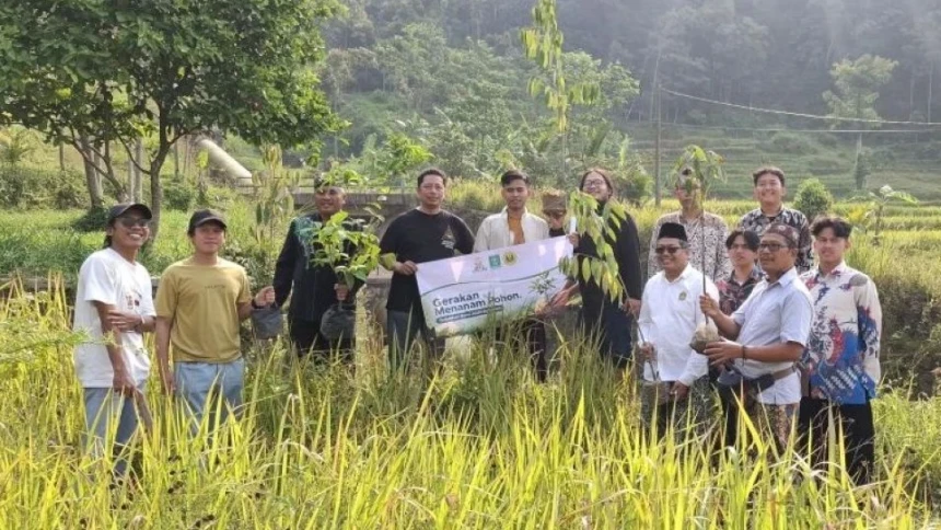 Cegah Risiko Bencana Alam, IKAQ Jabodetabek Taman Pohon di Lereng Gunung Salak Bogor
