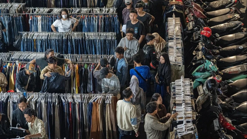 Jelang Lebaran, Warga Ramai-Ramai Berburu Pakaian Bekas di Pasar Senen Jakarta