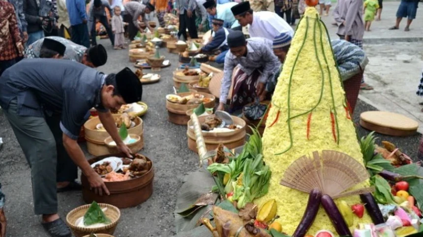 Khutbah Idul Fitri Bahasa Jawa: Nguri-nguri Tradisi wonten Dinten Suci