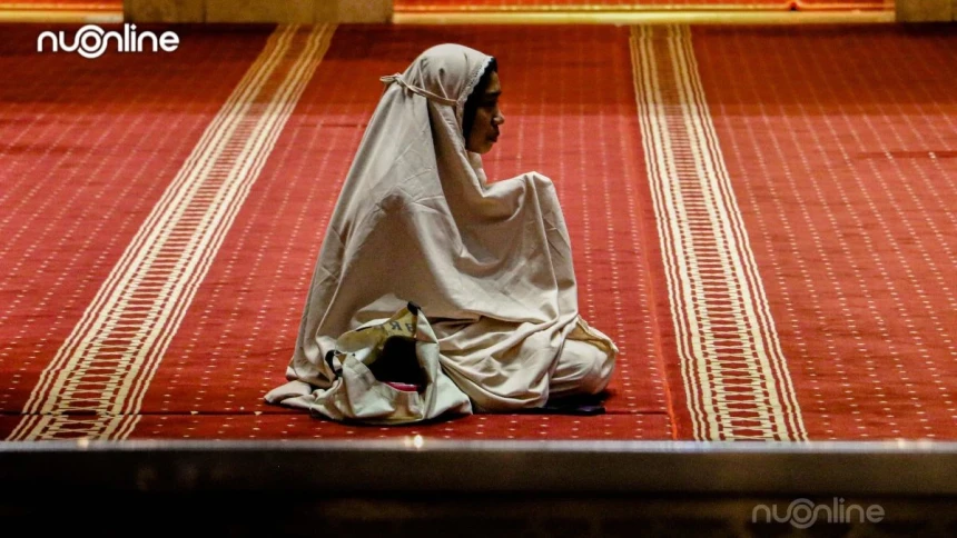 Bolehkah Melintas di Depan Orang yang Sedang Shalat?