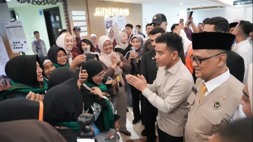 Wapres dan Menhaj Tinjau Jalur Cepat bagi Jamaah Haji di Bandara Juanda