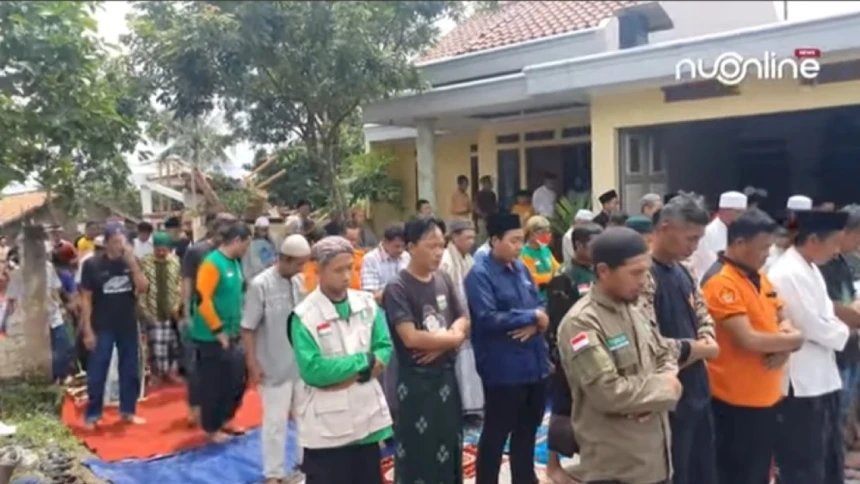 Masjid Rusak Akibat Gempa, Warga Cianjur Jumatan di Jalan
