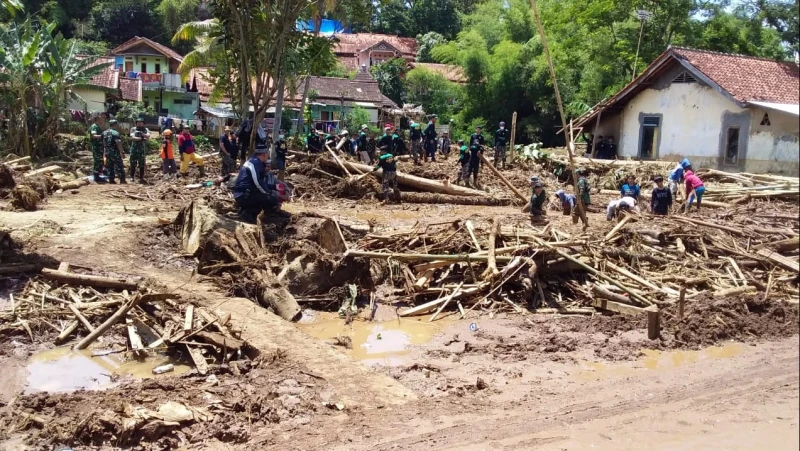 Ratusan Anggota Banser Bantu Korban Banjir Bandang di Garut 