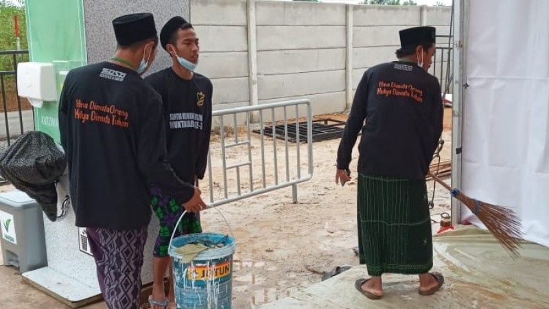 Puluhan Santri Darussa&#039;adah Lakukan Operasi Semut untuk Kebersihan Area Muktamar