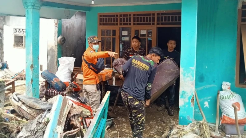 Bantu Evakuasi Rumah Warga yang Terdampak Banjir, GP Ansor Kota Sukabumi Terjunkan Bagana