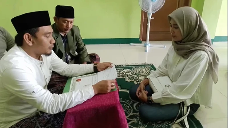 Ketua PCNU Indramayu Bimbing Seorang Ibu Muda Masuk Islam