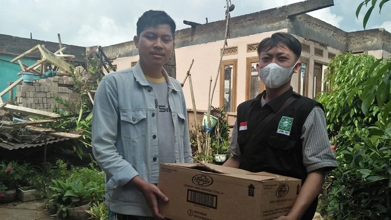 Keluarga Korban Kebakaran di Kampung Panyaweuyan Dapat Bantuan LPBINU Cianjur 