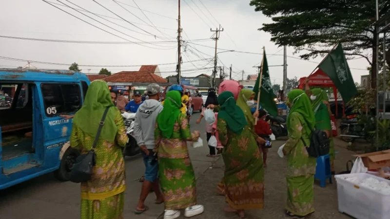 Bagikan Takjil ke Pengguna Jalan, Bentuk Syiar Islam Ala Muslimat NU Bojonggede di Bulan Ramadhan