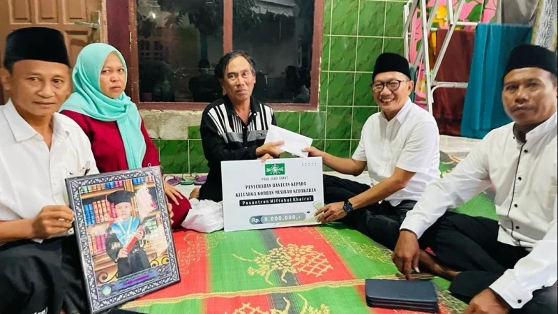Safari Ramadhan, PWNU Jabar Serahkan Bantuan pada Keluarga Santri Korban Kebakaran Ponpes Miftahul Khairat