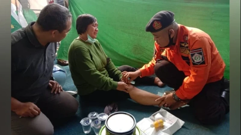 Kisah Banser di Posko Mudik GP Ansor Cianjur: Tertibkan Lalu Lintas, Berikan P3K Hingga Jadi Tukang Pijat Dadakan