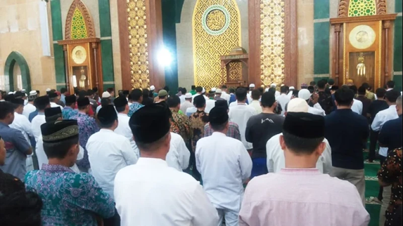 Ratusan Jamaah Masjid Islamic Center Indramayu Lakukan Shalat Ghaib untuk Putra Sulung Ridwan Kamil