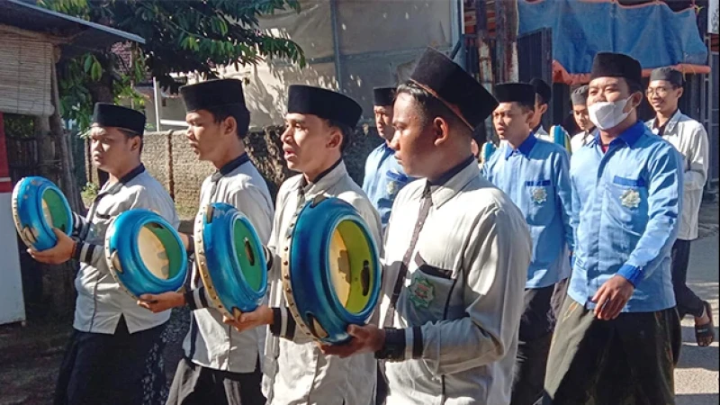 Hadroh Irmas Islamic Center Indramayu Iringi Pengantin di Ponpes Kempek Cirebon