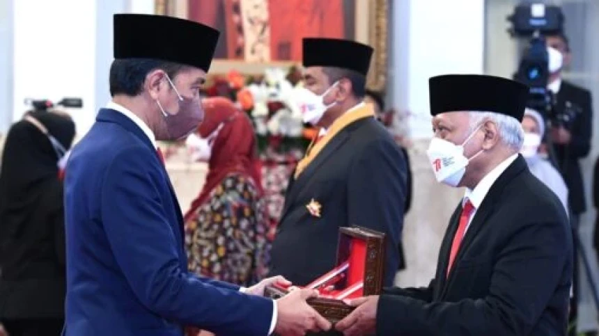 Presiden Jokowi Anugerahkan Bintang Jasa Pratama kepada 100 Pahlawan Covid-19