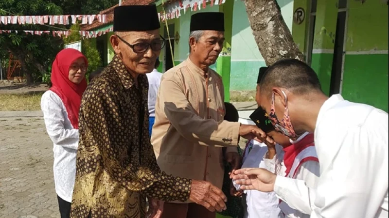 Santunan Anak Yatim MI Miftahul Huda Ramaikan HUT ke-77 RI , Dihadiri Wakil Rais Syuriah Indramayu