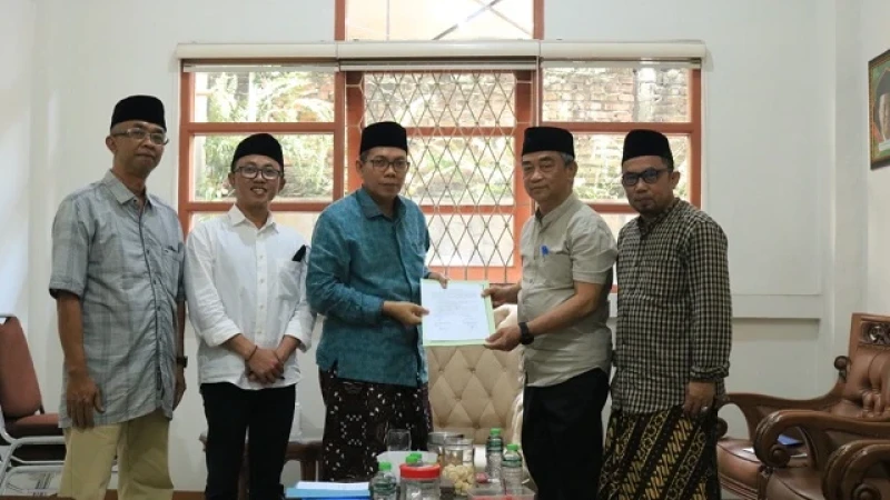 Prof Didin Wahidin Serahkan Dokumen Aset NU ke PWNU Jabar