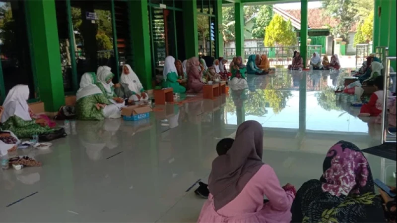 Ketua Fatayat Indramayu Beri Edukasi Stunting di Rutinan Jam'iyah Tenajar Kidul Kertasemaya