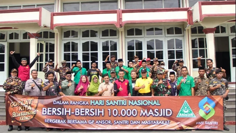 Jelang Hari Santri Nasional 2022, Ansor-Banser Jatiwangi Kompak Lakukan Bersih-Bersih Masjid
