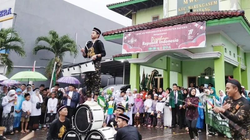 Diguyur Hujan Karnaval Hari Santri Di NU Warungasem Batang Tetap Meriah