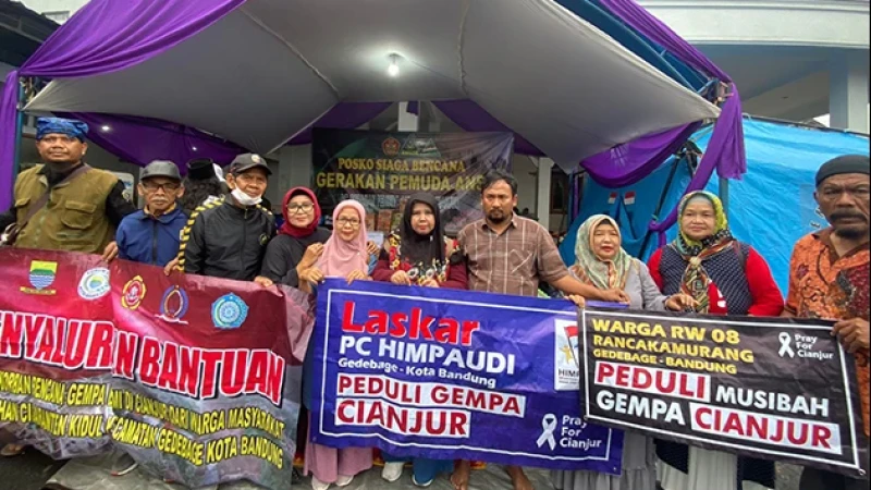 Keluarga Pemain Persib Bandung Beckham Putra sambangi Posko GP Ansor, Salurkan Bantuan Korban Gempa Cianjur