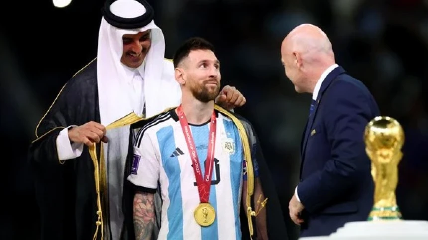 Dipakaikan Jubah Arab oleh Emir Qatar, Messi Disebut ‘Sheikh’
