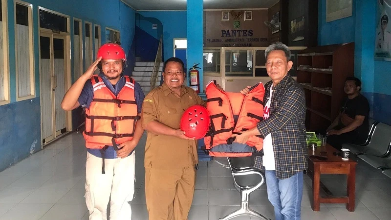 LPBI NU Jabar Serahkan Bantuan Helm dan Pelampung kepada Tim Siaga Bencana Desa Mulyasari