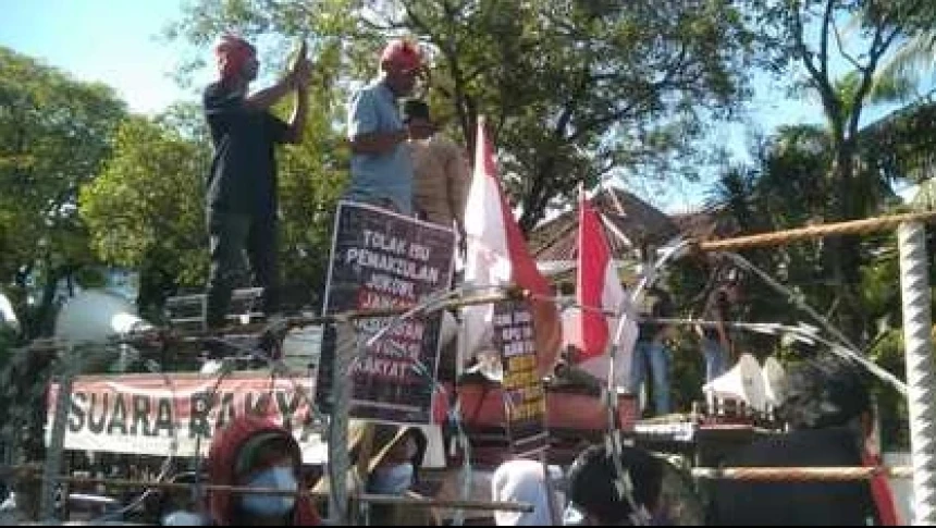 Jelang Pengumuman Hasil Pemilu, Demonstran Geruduk Kantor KPU