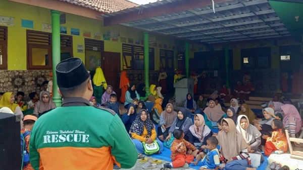 Bentuk Karakter Sadar Lingkungan, LPBINU Mojokerto Gelar Kegiatan Tukar Sampah dengan Minyak di Madrasah Ibtidaiyah