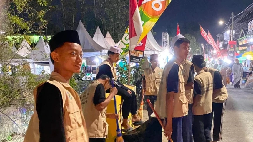 Gerak Cepat Santri Bersihkan Sampah di Arena Muktamar NU Tambakberas