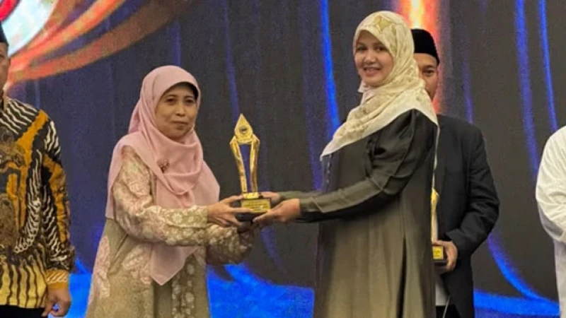A'wan PBNU Nyai Hj Badriyah Fayumi Raih Santri of The Year 2026