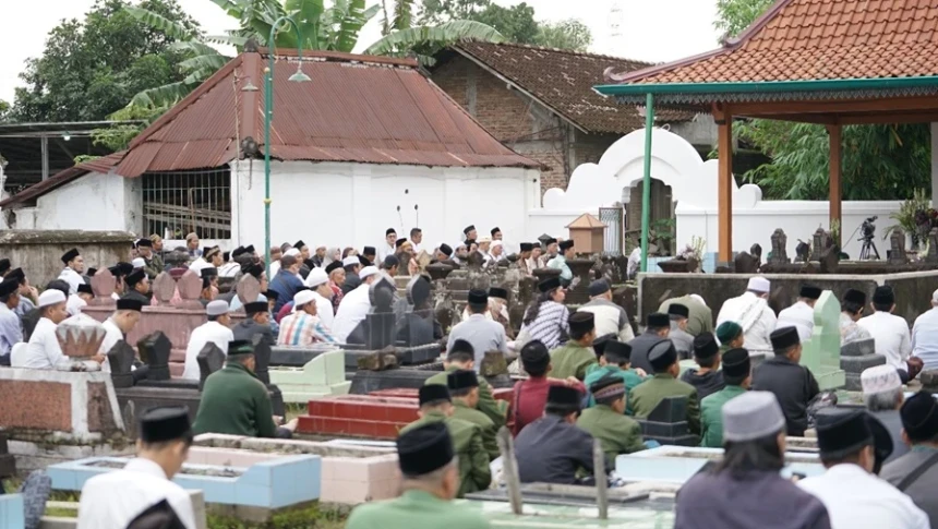 Ribuan Santri dan Masyarakat Ikuti Ziarah Pendiri Pesantren Krapyak di Makam Dongkelan