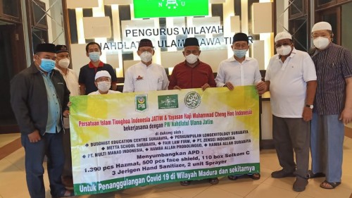 PWNU, PITI, dan Masjid Chenghoo Kirim Bantuan Kesehatan ke Bangkalan